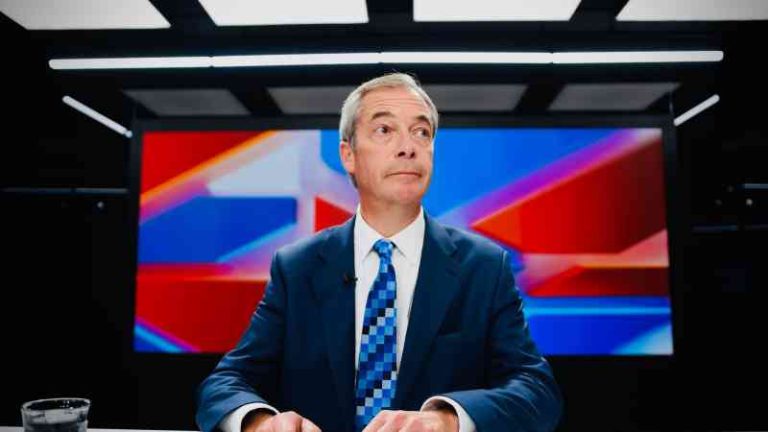 Nigel Farage advierte contra la compra de acciones de NatWest en medio de la disputa de desbancarización.