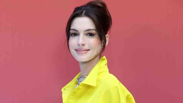 Anne Hathaway dice que tuvo que besar a 10 hombres para una “prueba de química” en una película.