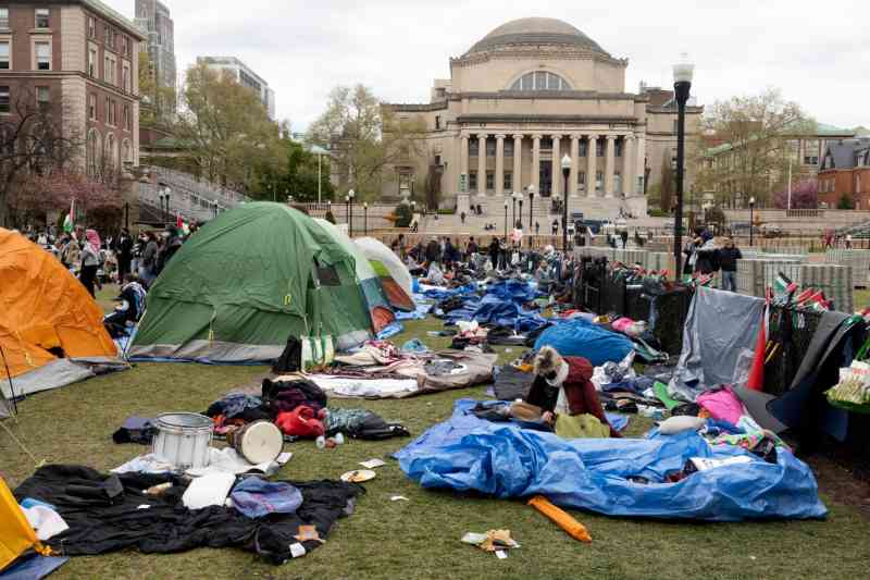 Las protestas en el campus de Columbia continuaron a pesar del arresto de más de 100 estudiantes