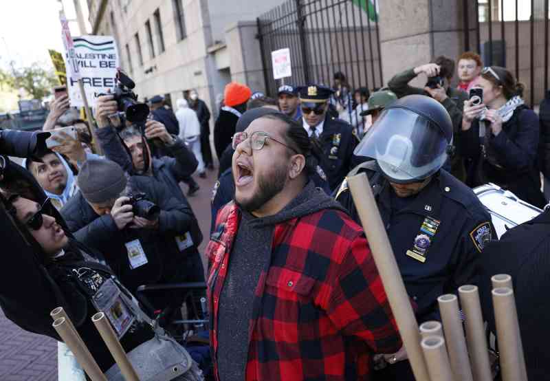 La policía arresta a un manifestante en la Universidad de Columbia, donde las clases se están llevando a cabo de forma remota debido a las manifestaciones en el campus