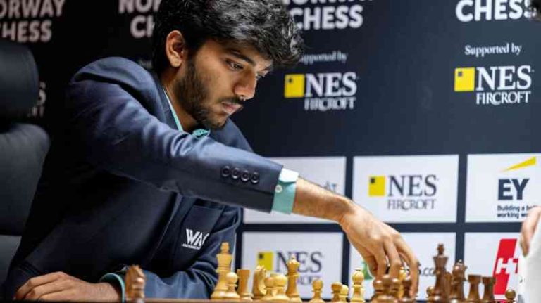El prodigio del ajedrez indio, de 17 años, se convierte en el retador más joven al campeonato mundial.